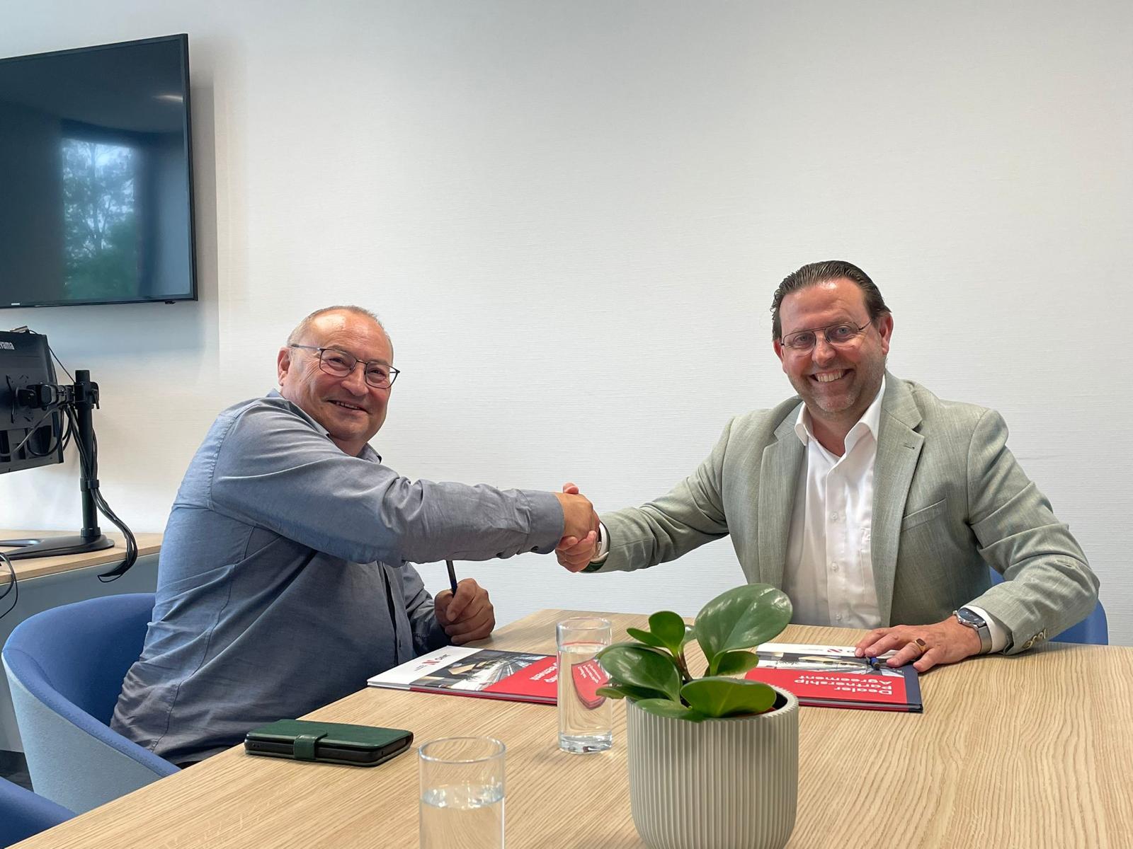 Firma del acuerdo de distribución entre Cermosán y Javo